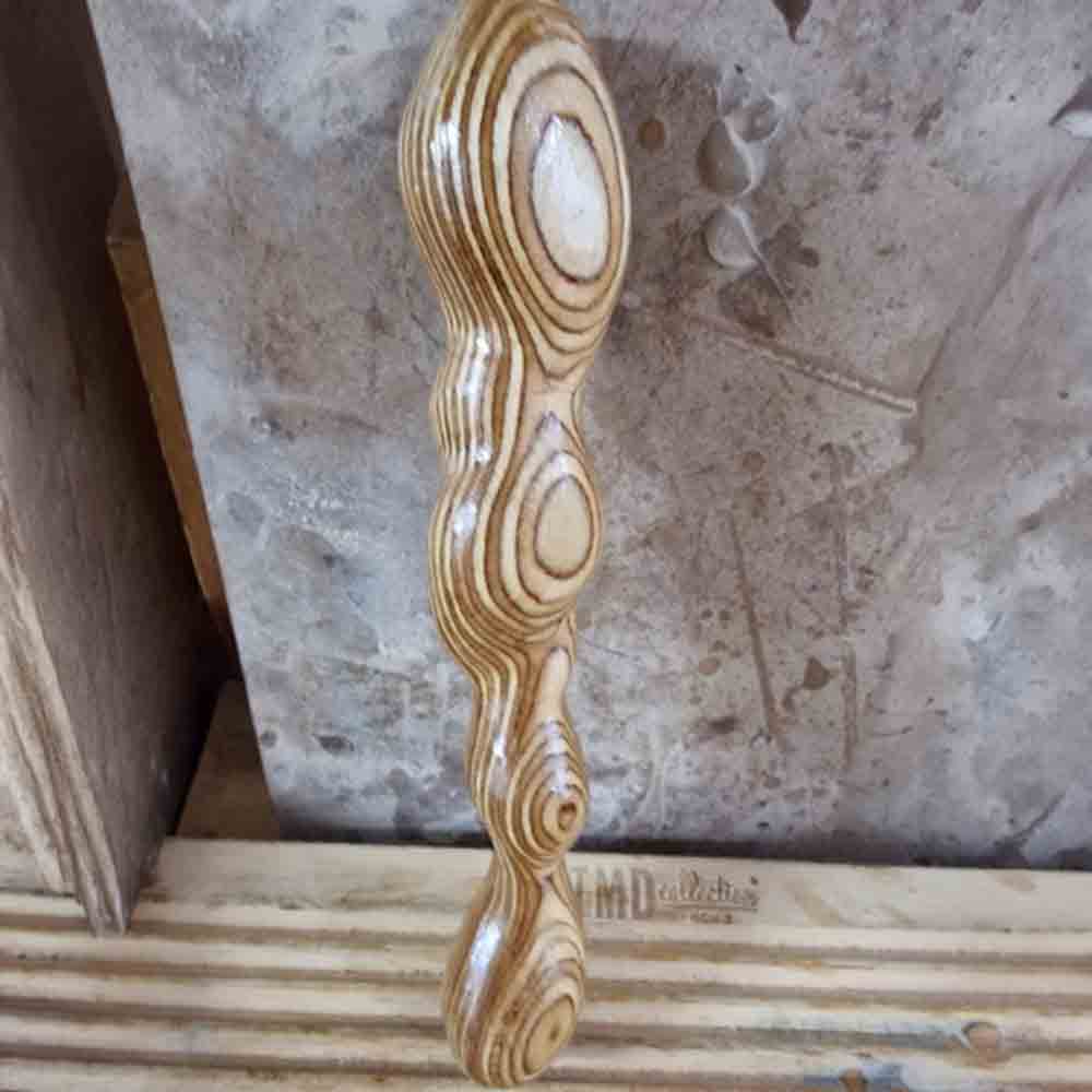 Handgefertigtes Holzunikat mit markanter Maserung, in einer Hand gehalten