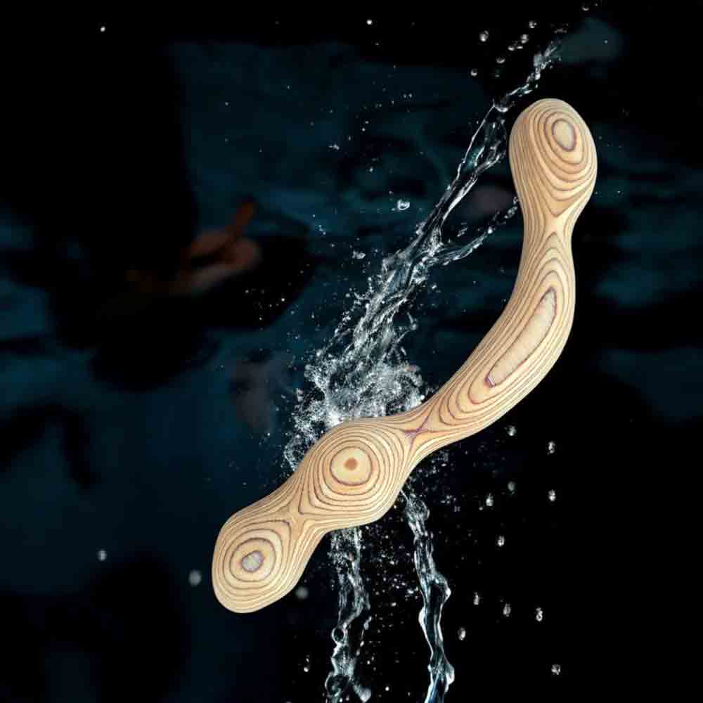 Handgefertigtes Holzunikat „Der gebogene Accord“ aus Schichtholz mit geschwungener Form vor dunklem Hintergrund mit Wassersplash