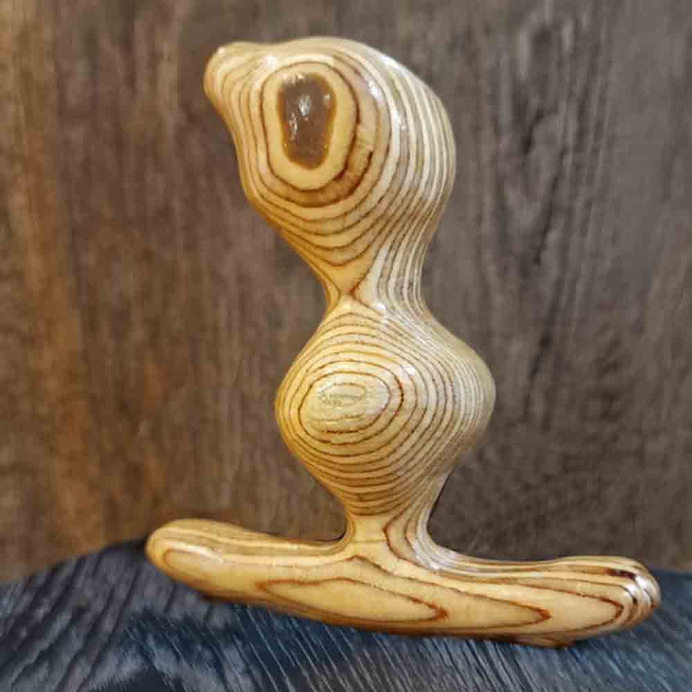 Handgefertigtes Holzunikat „Der Prostator“ aus Schichtholz mit geschwungener Form und markanter Maserung
