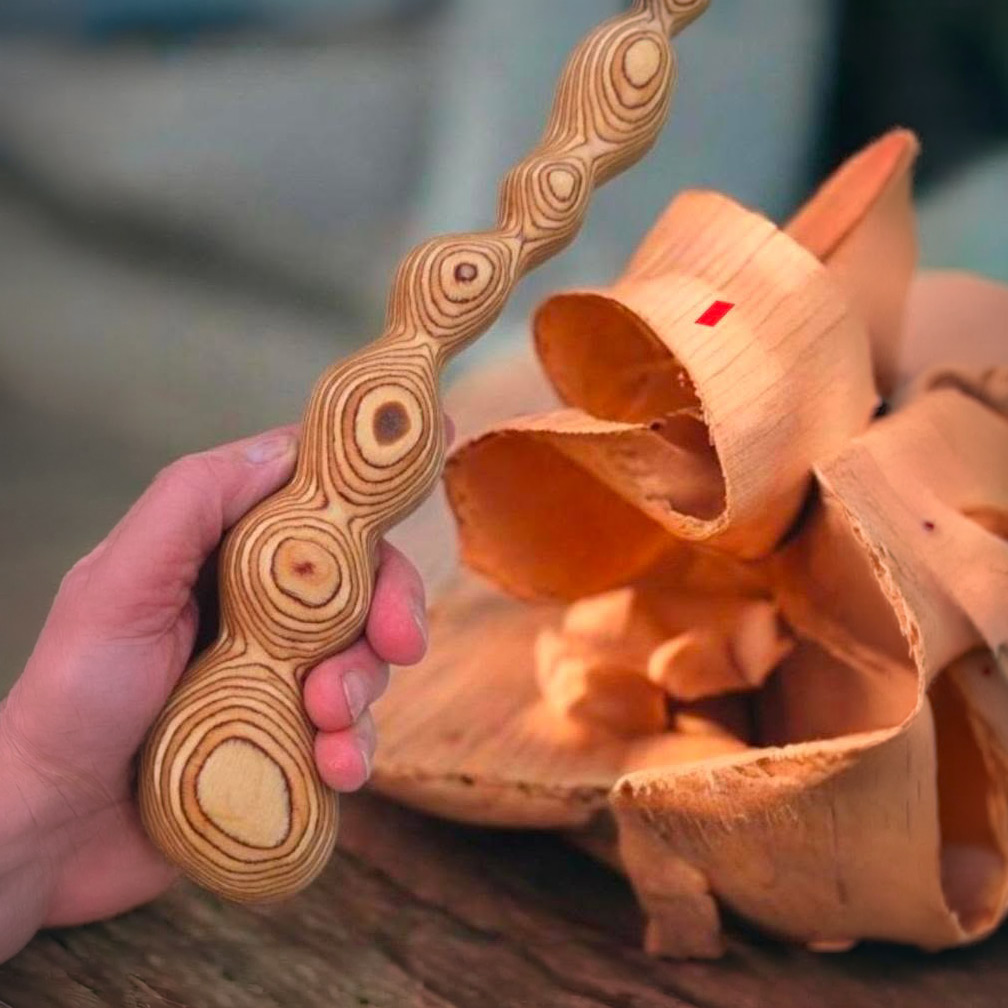 Werkstatt-03 Mehrere rohe, naturbelassene Holzrohlinge mit Rinde auf einer Werkbank, unterschiedliche Holzarten mit sichtbarer Maserung.