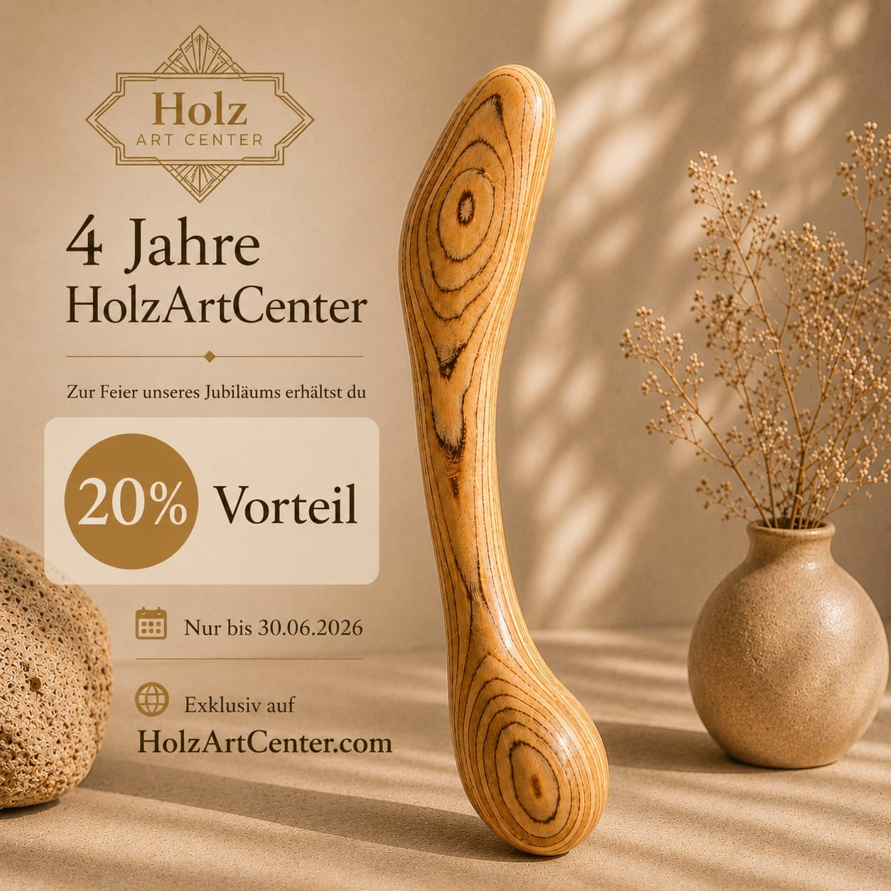 Werbung 01 Handgefertigtes Holzunikat mit markanter Maserung, in einer Hand gehalten
